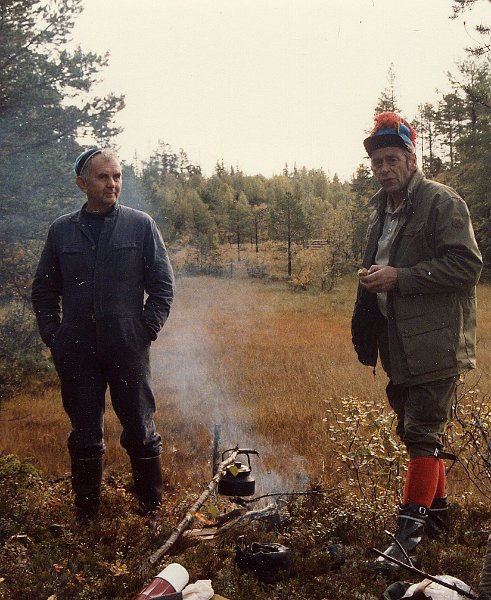 1985 Kaffekok på Kattjonnmyra_3.jpg - Bjarne og Gunnar venter på kjelen